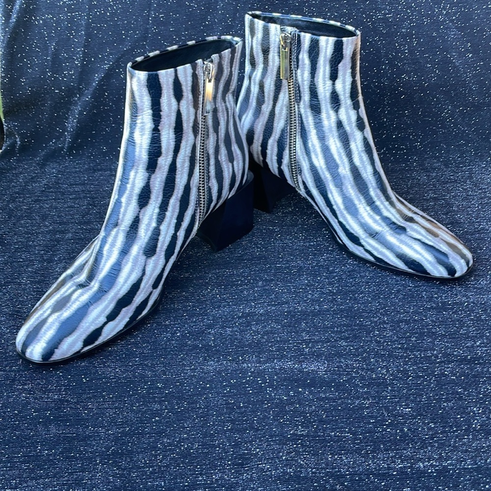 NWOT Sigerson Morrison Mandel Black White Gray Tie Dye Wavy Stripe Ankle Boot - Picture 6 of 16